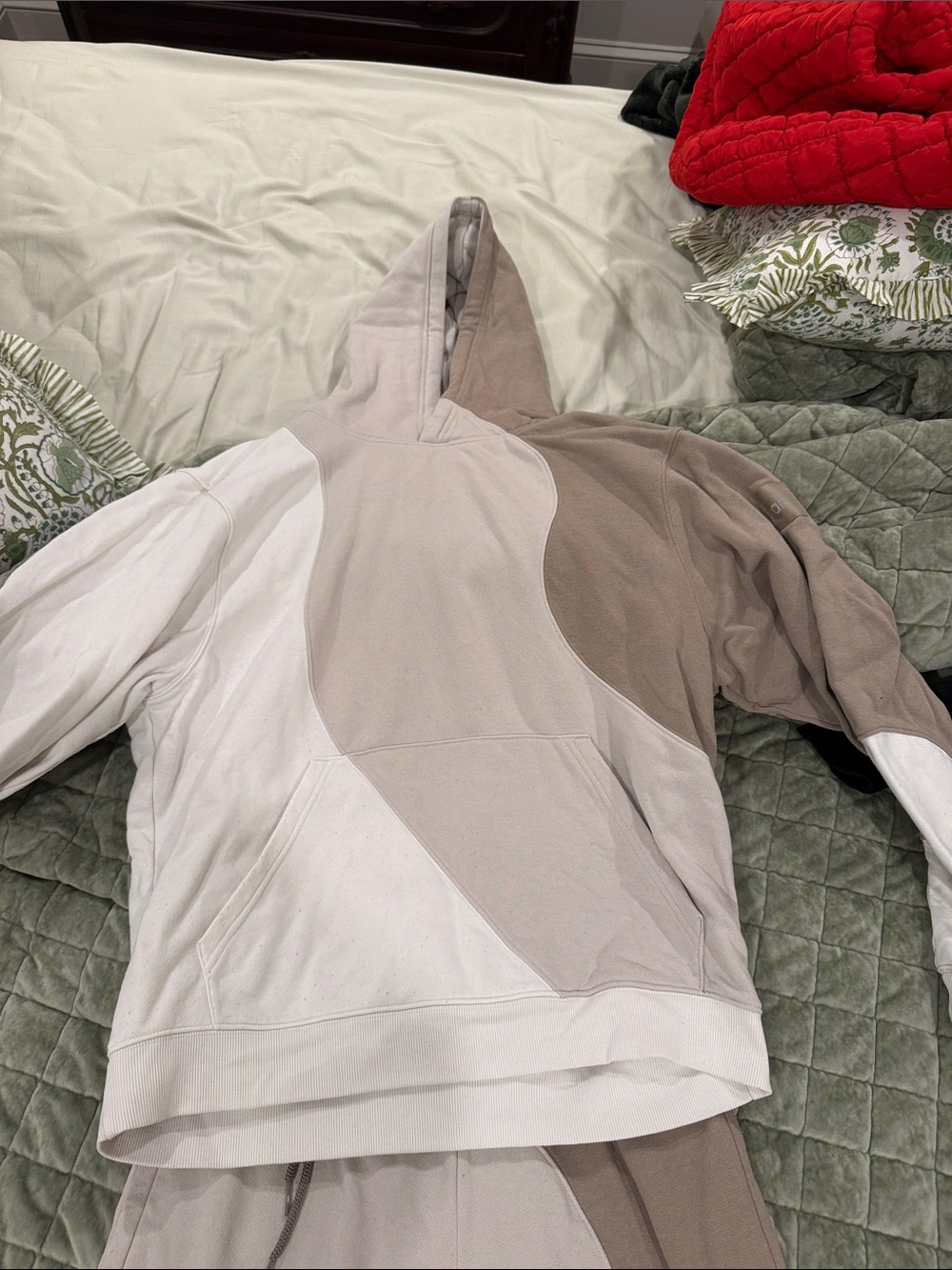 Colorblock Hooded Sweatshirt and sweatpants in Beige & Off-White